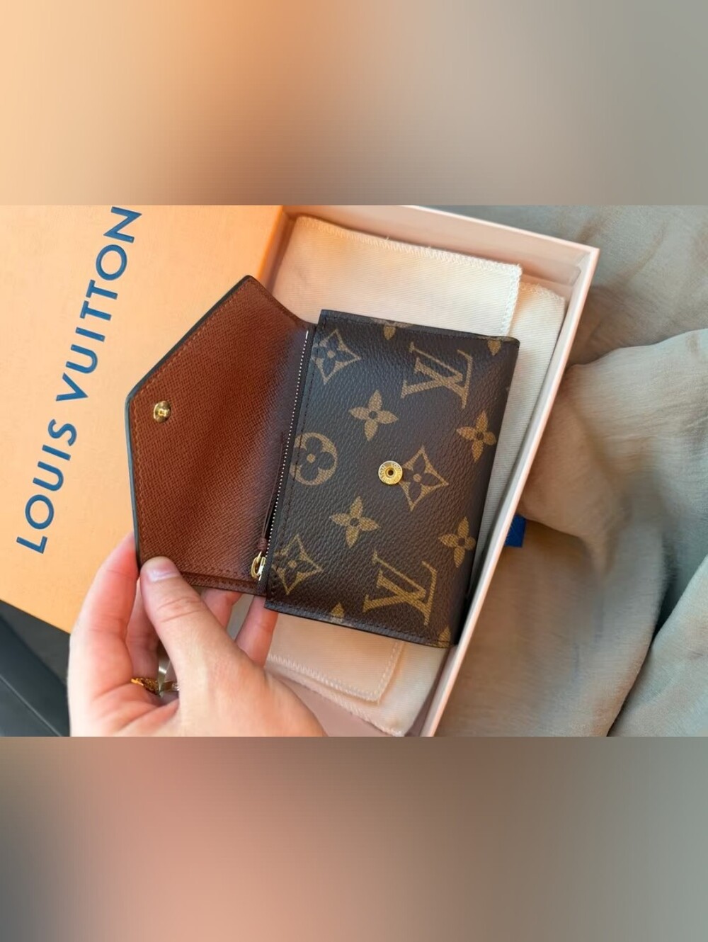 Louis Vuitton Victorine Wallet - Picture 6 of 9